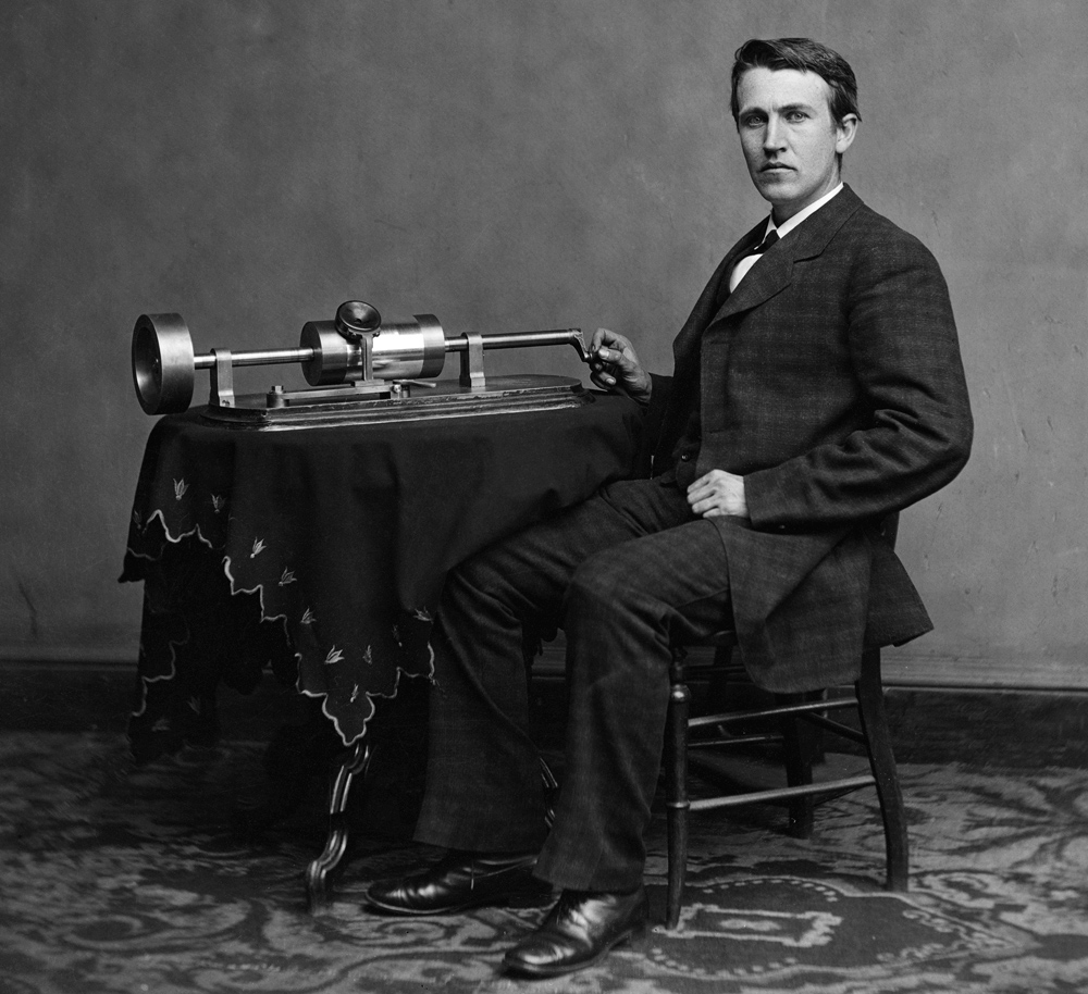 Томас Эдисон со своим вторым фонографом, фотографировал Мэтью Брейди в Вашингтоне, апрель 1878 года, фото: Wikipedia